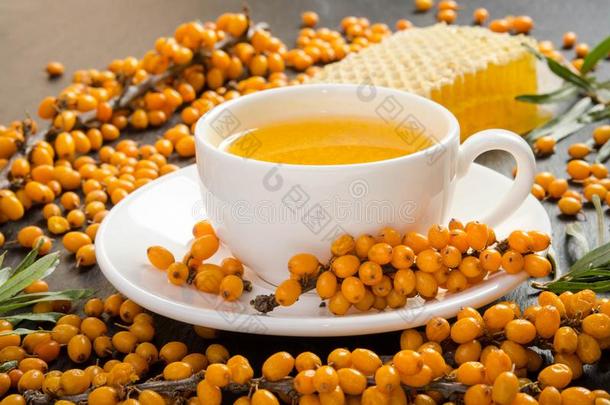 海鼠李属植物,蜂窝和蜂蜜和杯子关于茶水