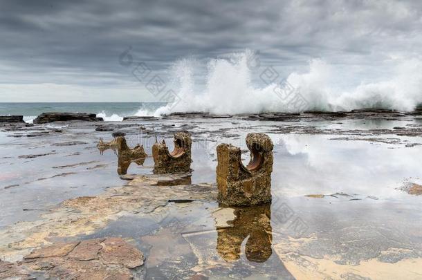 波绝对的越过指已提到的人岩石架子在科尔代尔。海滩在近处悉尼