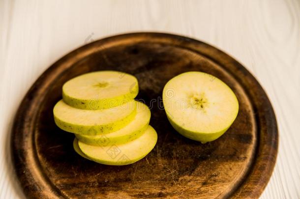 绿色的苹果刨切的和刀向锋利的板