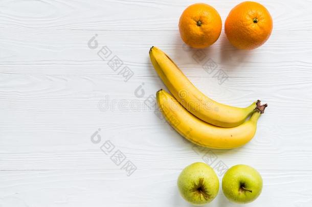 新鲜的苹果,橙和香蕉向白色的