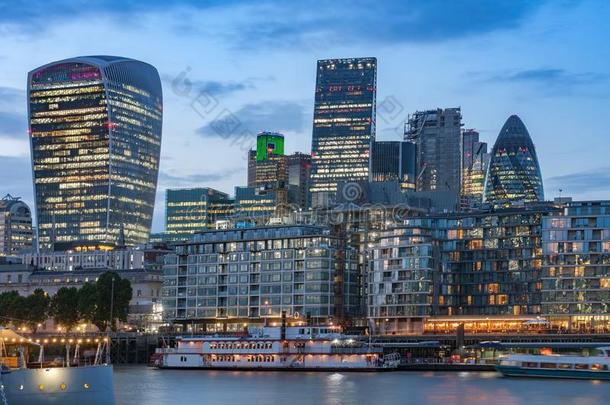 泰晤士河路堤和伦敦摩天大楼采用城市关于伦敦