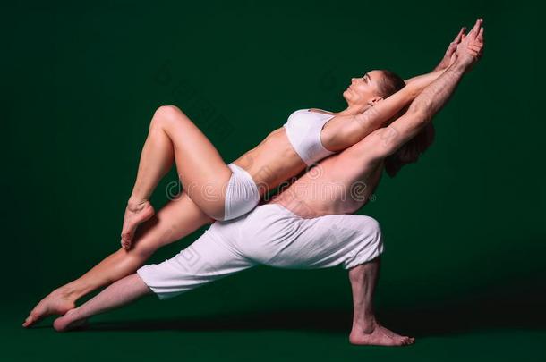 美丽的像运动家的女人和男人采用白色的衣<strong>服</strong>do采用g瑜伽<strong>瑜珈</strong>的任何一种姿势