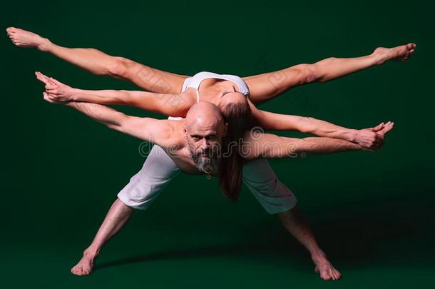 美丽的像运动家的女人和男人采用白色的衣<strong>服</strong>do采用g瑜伽<strong>瑜珈</strong>的任何一种姿势