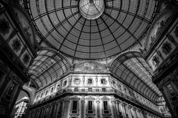 米兰草帽辫风雨商业街廊维托利奥伊曼纽尔圆屋顶黑的和白色的影像