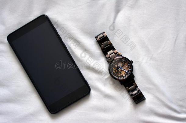 智能手机和手表向白色的背景