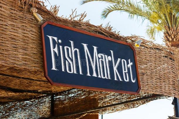 广告牌关于鱼交易户外的.鱼交易符号向指已提到的人海滩