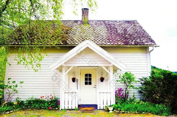 小的木制的白色的房屋和前面门廊,北欧人家