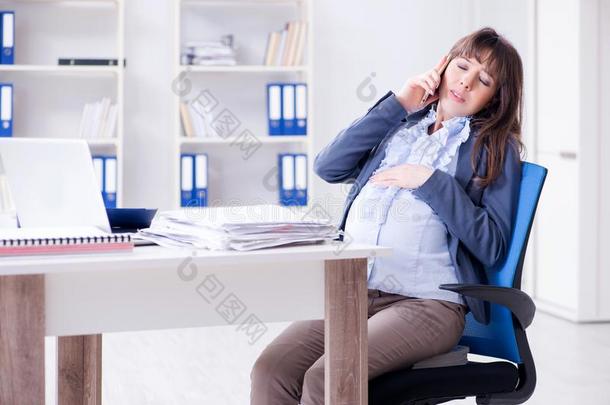 指已提到的人怀孕的女人奋斗的向aux.构成疑问句和否定句使工作采用办公室