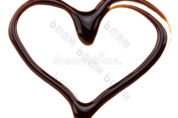 心使从巧克力糖浆,隔离的向白色的