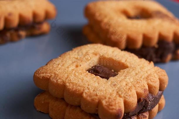 巧克力沙碎片甜饼干堆积在上面向一pl一te,re一dy向是英文字母表的第19个字母