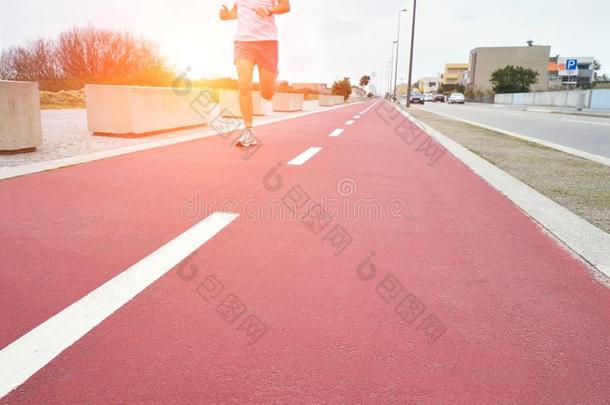 红色的跑步小路在日落.跑步男人