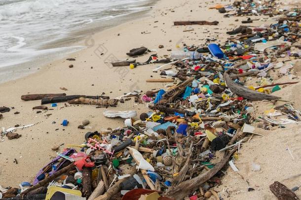 污染海滩-塑料制品浪费,垃圾和垃圾特写镜头
