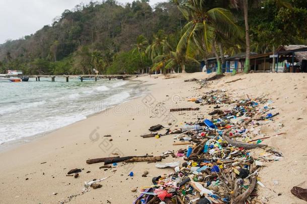 污染海滩-塑料制品浪费,垃圾和垃圾向海滩