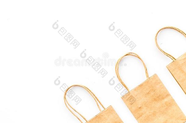 棕色的<strong>牛皮纸纸袋</strong>为购物向白色的背景顶看法