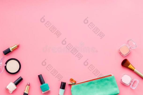 装饰的美容品为做在上面向粉红色的书桌背景顶竞争