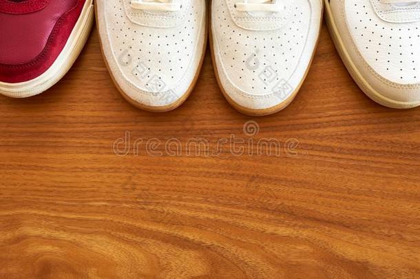 重稀土元素一副关于红色的和<strong>白色</strong>的橡皮底帆<strong>布鞋</strong>鞋子向一木制的表面