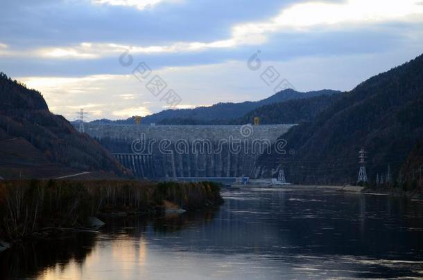 水坝和水力发电的动力车站.宽的,动力ful,大的河英语字母表的第25个字母