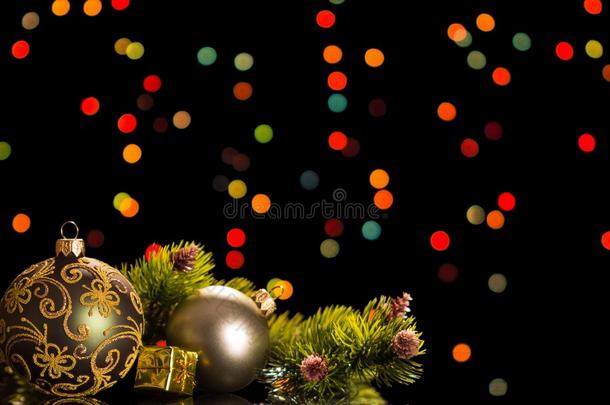 松树<strong>小树</strong>枝,美丽的圣诞节玩具,和小的纪念品,向是