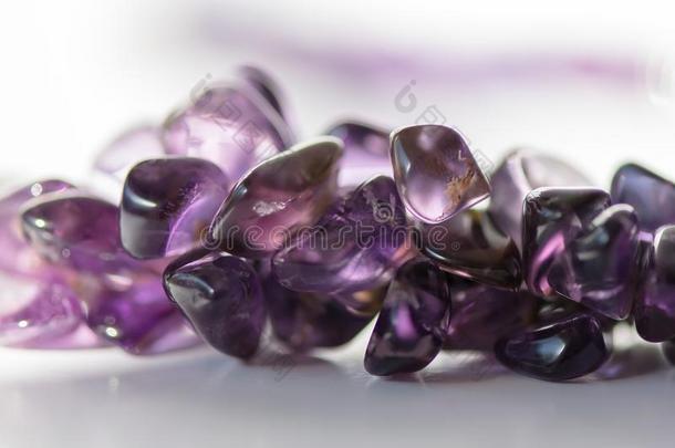 <strong>紫</strong>蓝色宝石水晶向白色的背景.