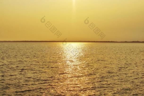 风景,日落反射光和海水采用黄色的金