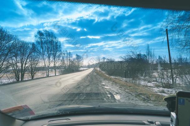 下雪的冬路大量的采用深的雪-v采用tage制动火箭看