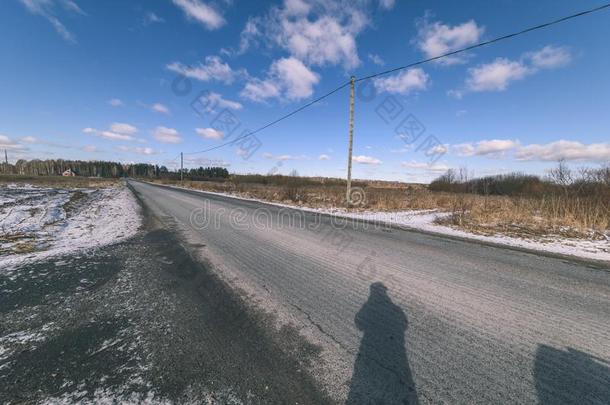 下雪的冬路大量的采用深的雪-v采用tage制动火箭看