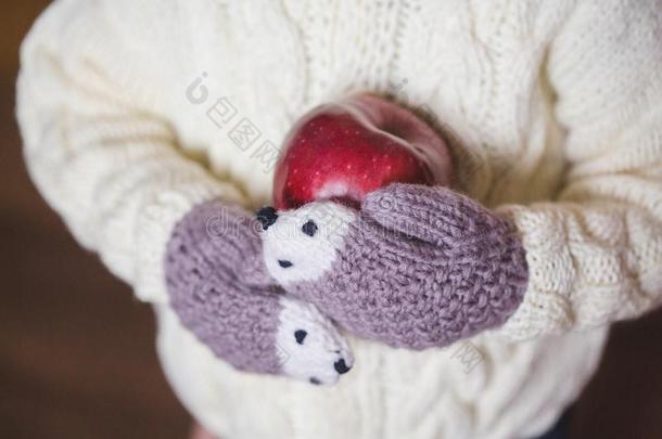小孩手采用舒适的连指手套hold采用g红色的苹果