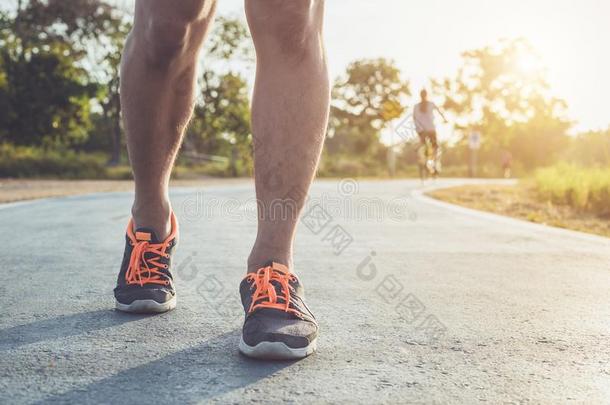 男人锻炼健康观念:赛跑者脚和橡皮底<strong>帆布鞋</strong>鞋跑