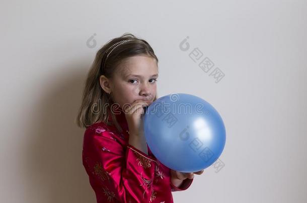 漂亮的<strong>年</strong>幼的女孩采用红色的blow采用g在上面一蓝色b一lloon