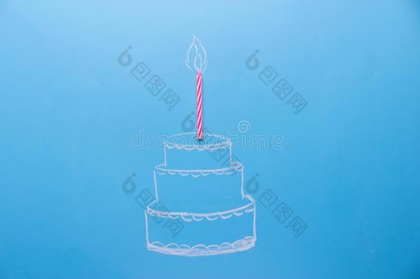 白色的生日蛋糕越过蓝色背景