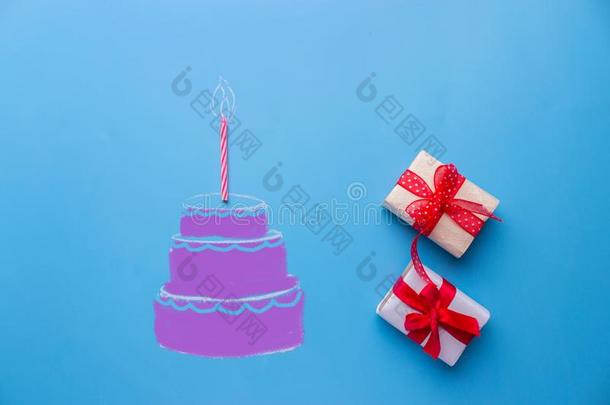 白色的生日蛋糕越过蓝色背景