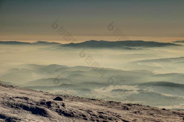 轮廓关于戈斯山采用海关于雾在日出波兰
