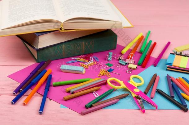 背向学校观念-学校日用品:书,标记,彩色蜡笔或粉笔