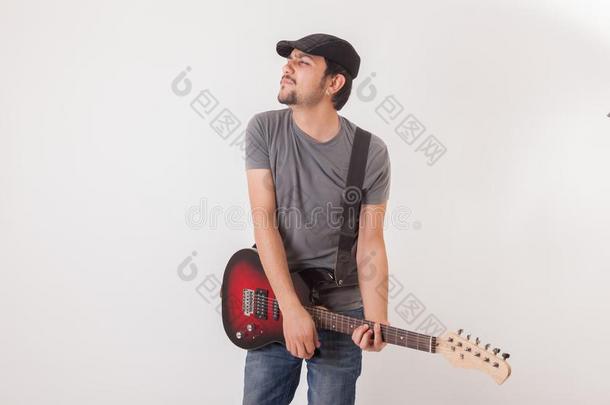 年幼的男人用于跳跃的和电的吉他