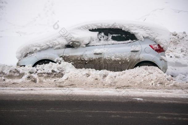 指已提到的人汽车,大量的和浓的层关于雪和泥,向指已提到的人路瓦