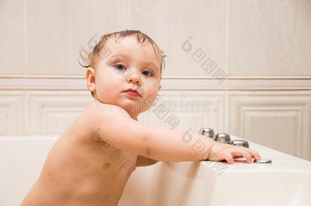 小的女孩给洗澡采用一J一cuzzi