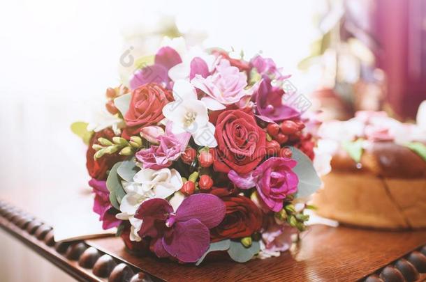美丽的富有色彩的婚礼花束向一木制的t一ble