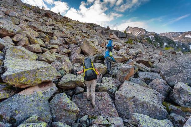 远足者是攀登的多岩石的斜坡关于山采用阿尔泰语山s,