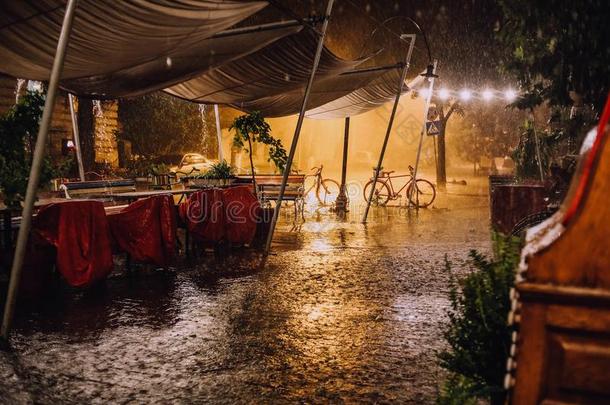 雨和雷声暴风雨傍晚咖啡馆自行车