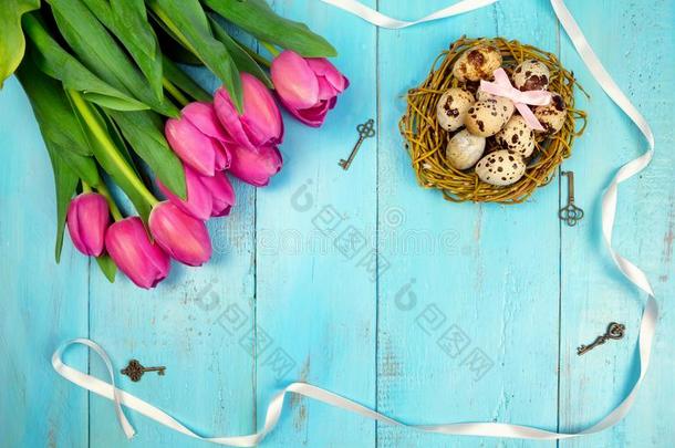 春季背景.一花束关于郁金香向一木制的背景.英语字母表的第5个字母