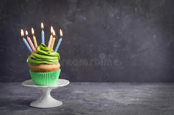台和<strong>美味</strong>的<strong>生日</strong>纸杯蛋糕和燃烧的蜡烛