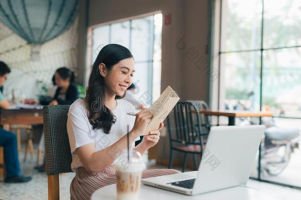 女人手文字<strong>日报</strong>向小的笔记簿采用咖啡馆