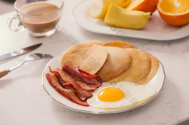 <strong>早餐盘</strong>子和烙饼,卵,培根和成果.
