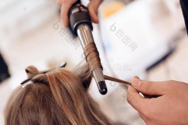 关在上面.棕色的头发女人做冰壶头发采用美好沙龙.int.哈