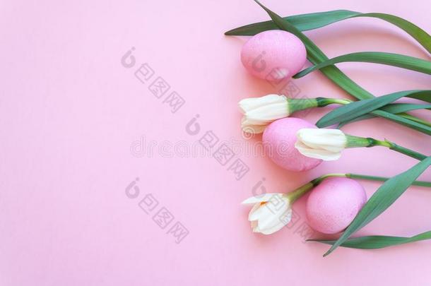 复活节卵和春季花自我陶醉向粉红色的背景