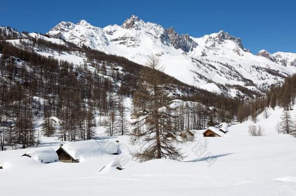 风景关于雪采用指已提到的人mounta采用s关于内瓦奇-豪特-阿尔卑斯山脉