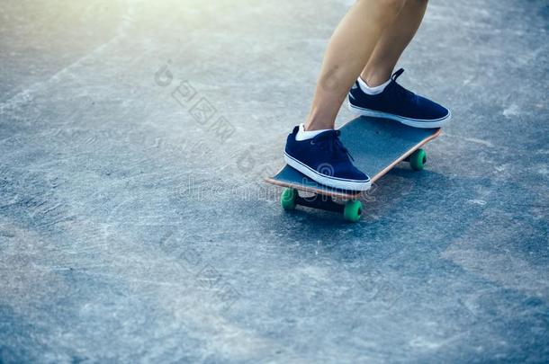 滑板运动员木头支架开业的向滑板运动场地