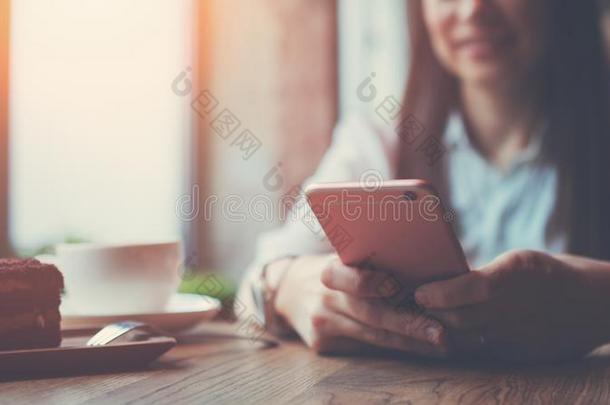 女人采用咖啡馆和智能手机采用手和text采用g信息,sitting-room起居室
