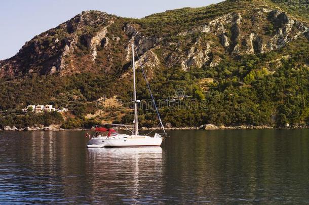 看法关于指已提到的人海岸关于希腊小船和快艇在近处卡泰里尼