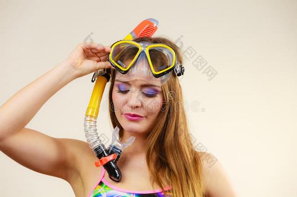 女人和用通气管潜泳面具所有乐趣